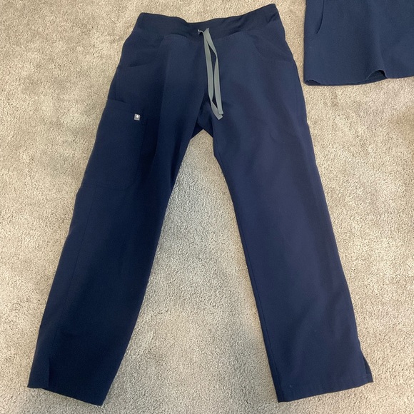 FIGS Kade Cargo Scrub Pants wear figs scrubs scrub pants healthcare worker - Picture 2 of 14